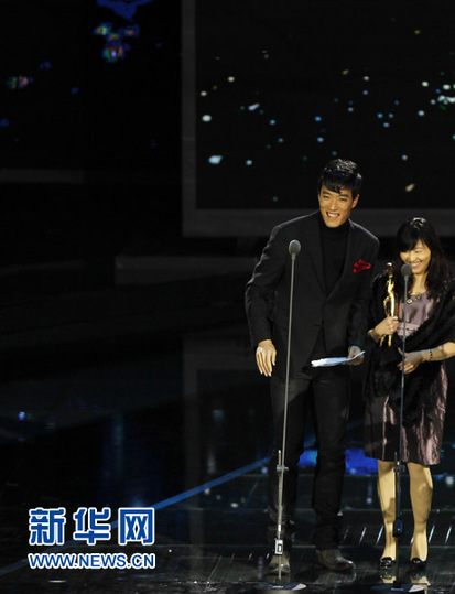 劉翔燙頭畫眼線煙熏妝亮相 網(wǎng)友大呼