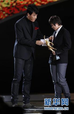 劉翔燙頭畫眼線煙熏妝亮相 網(wǎng)友大呼