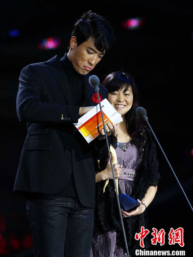 劉翔燙頭畫眼線煙熏妝亮相 網(wǎng)友大呼