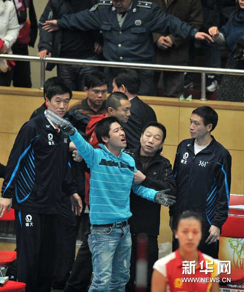 天津主場騷亂受傷球迷獲賠5萬 神秘紅衣男身份曝光