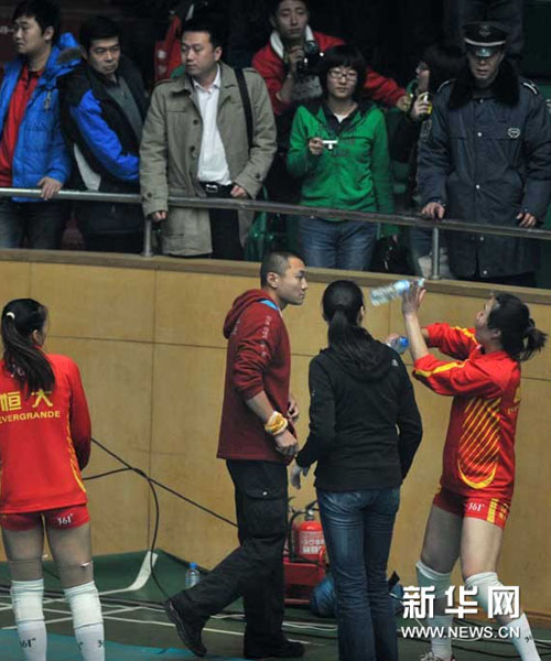 天津主場騷亂受傷球迷獲賠5萬 神秘紅衣男身份曝光