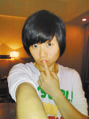 走進中國女足隊員閨房 床上布滿衣服化妝品