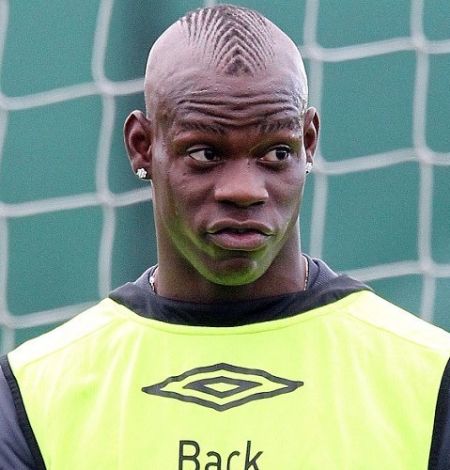 巴洛特利新發(fā)型驚呆曼奇尼 加強(qiáng)莫西干像輪胎