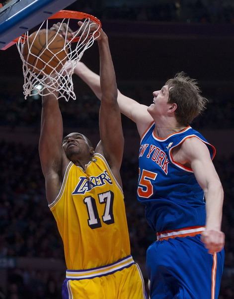 科比33分10板力壓小斯24+10 湖人客場完勝尼克斯