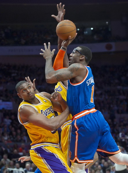 科比33分10板力壓小斯24+10 湖人客場完勝尼克斯