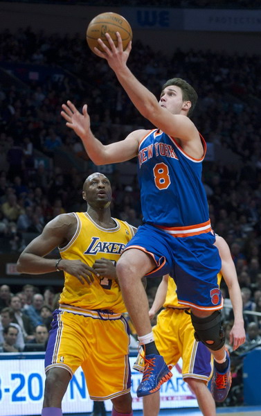 科比33分10板力壓小斯24+10 湖人客場完勝尼克斯