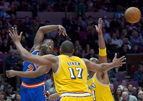 科比33分10板力壓小斯24+10 湖人客場完勝尼克斯