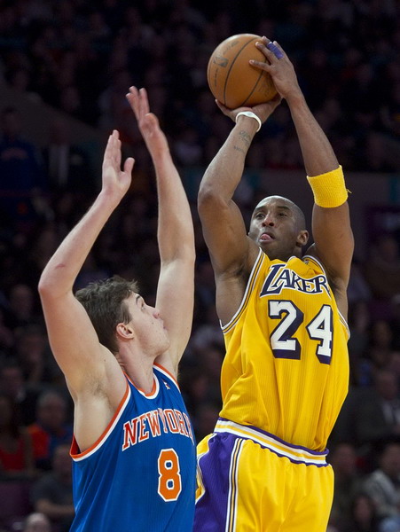 科比33分10板力壓小斯24+10 湖人客場完勝尼克斯