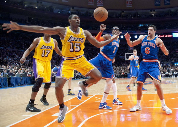 科比33分10板力壓小斯24+10 湖人客場完勝尼克斯