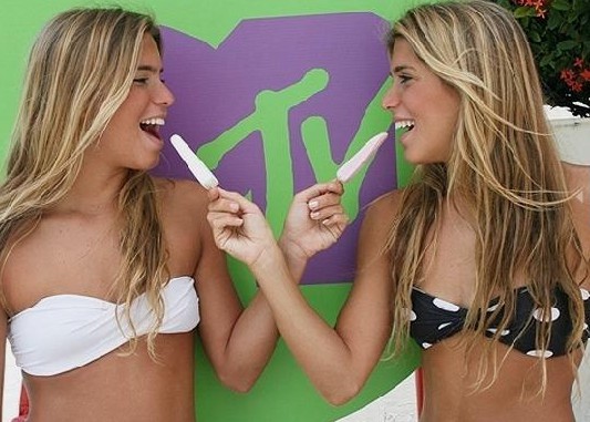 巴西花游美女PK蔣氏姐妹