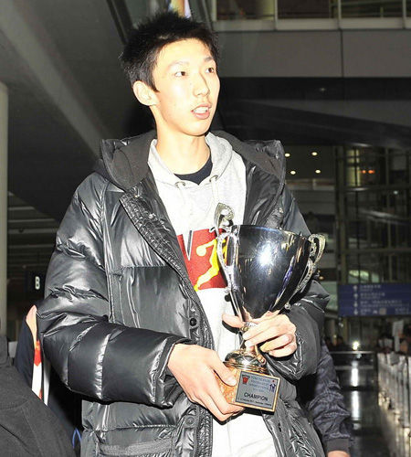 U16男籃捧杯返京受媒體熱迎