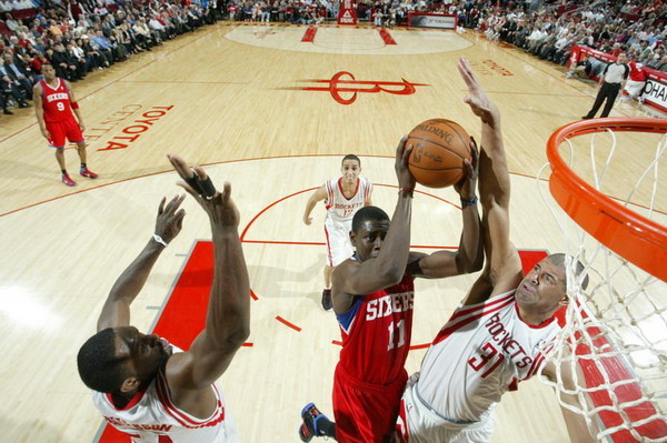 洛里創(chuàng)紀(jì)錄難救主 火箭不敵76人