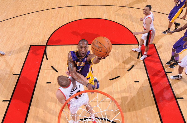 科比關(guān)鍵球拯救湖人 羅伊復(fù)出開拓者加時惜敗