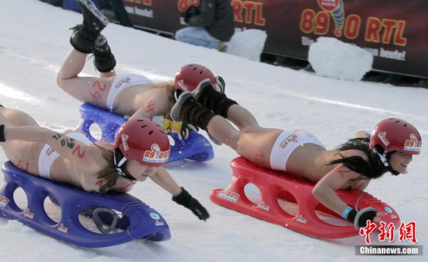 德國裸體滑雪賽驚艷上演