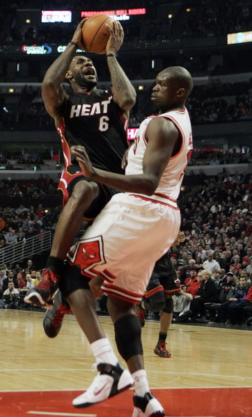 公牛主場經(jīng)過激戰(zhàn)以93：89力擒熱火