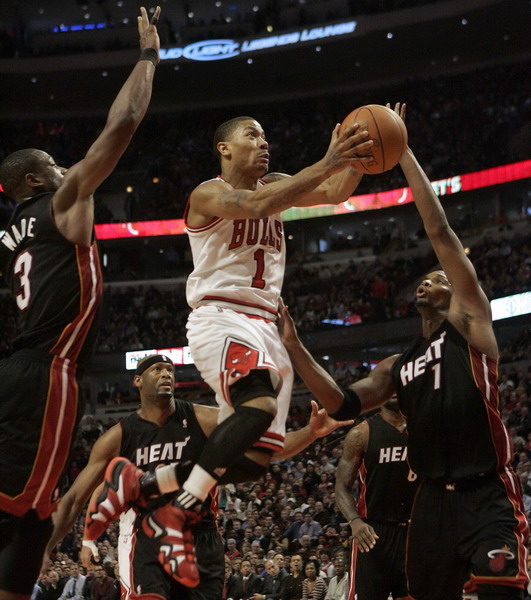 公牛主場經過激戰以93：89力擒熱火