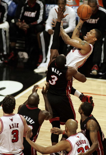 公牛主場經過激戰以93：89力擒熱火