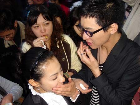 劉璇訂婚牽手好男兒