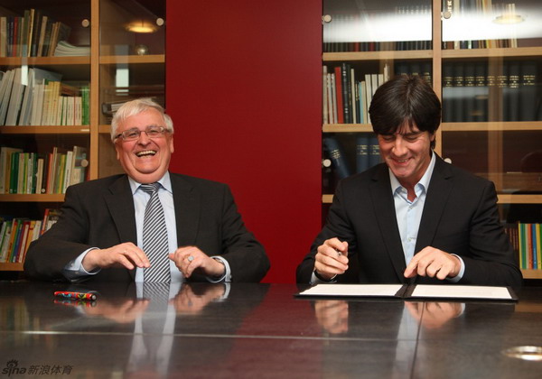 德足協(xié)宣布勒夫續(xù)約至2014 拜仁計劃落空