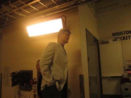 姚明現(xiàn)身豐田中心助陣火箭 引爆更衣室