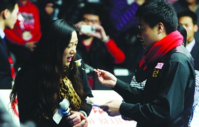 賽前先擺生日秀 小丁喂老媽吃蛋糕