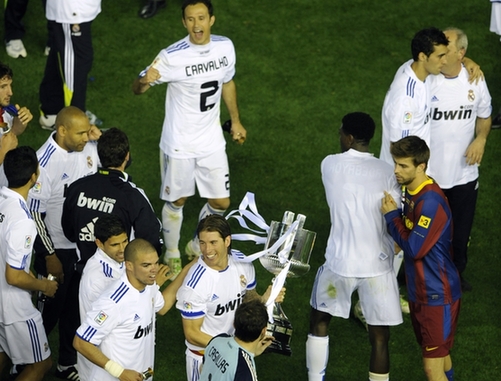 高清-C羅加時(shí)絕殺 皇馬1-0勝巴薩時(shí)隔18年奪冠