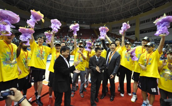 CBA總決賽：廣東東莞銀行隊(duì)問鼎 加冕“七冠王”