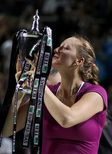 WTA年終總決賽：科維托娃鏖戰(zhàn)三盤擊退阿扎倫卡封后