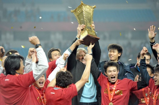 足協杯：天津泰達2:1戰勝山東魯能首次捧杯