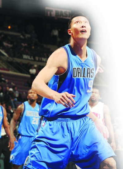 阿聯(lián)重回NBA首秀“跑龍?zhí)?#8221; 垃圾時間代表小牛上場