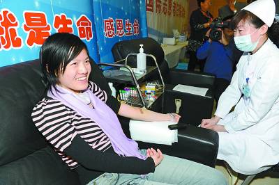 侯逸凡獻血慶“成人”