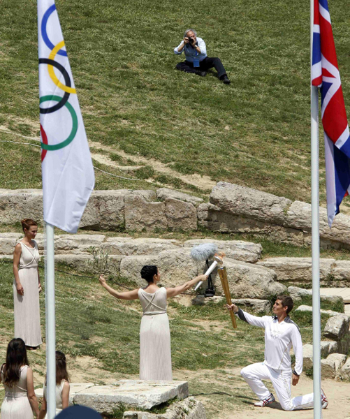 倫敦奧運(yùn)圣火點燃 火炬?zhèn)鬟f拉開帷幕