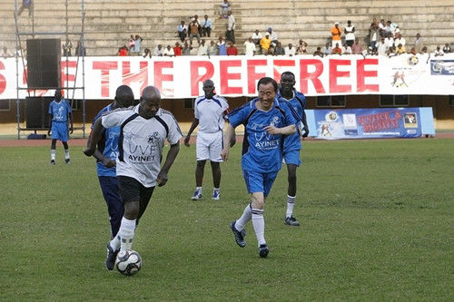 聯合國秘書長潘基文踢足球摔倒左手骨折