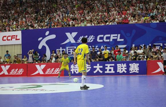 高峰、梁永斌領(lǐng)銜中國明星隊助陣特步大五聯(lián)賽總決賽
