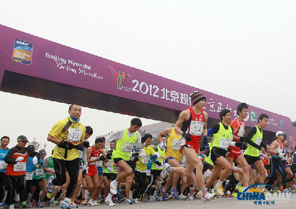 現場直擊北京馬拉松 中國“眼鏡俠”連續21次摘冠