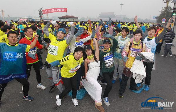 現(xiàn)場(chǎng)直擊北京馬拉松 中國(guó)“眼鏡俠”連續(xù)21次摘冠