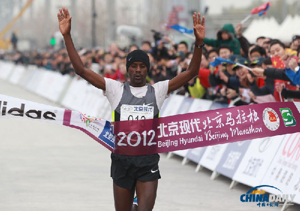 現場直擊北京馬拉松 中國“眼鏡俠”連續21次摘冠