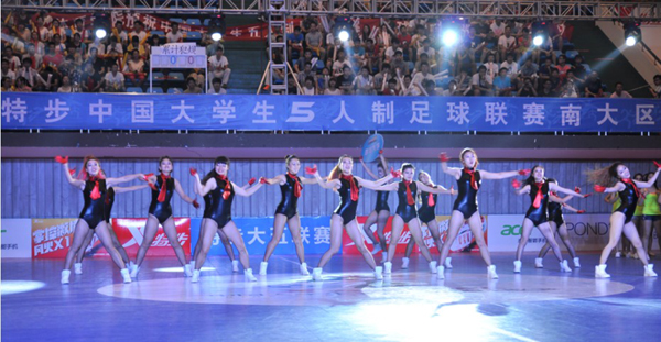 特步大五聯賽南大區賽開賽 “吸引”《天天向上》欄目組到場