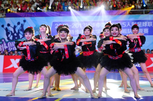 玩轉(zhuǎn)賽場(chǎng) 天天向上：特步足球啦啦隊(duì)開創(chuàng)中國(guó)校園五人制足球賽事新模式