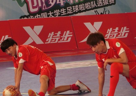 特步大五聯賽之明星賽現場 女球迷千里追“星”