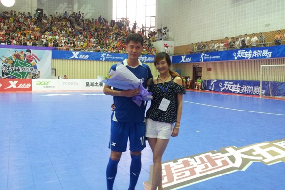 特步大五聯賽之明星賽現場 女球迷千里追“星”