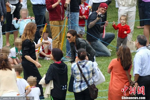 小貝與學(xué)生家長賽百米奪冠 辣妹參加?jì)寢尳M