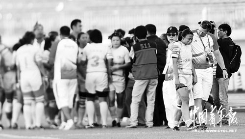 橄欖球賽場(chǎng)驚人一幕令體育蒙羞