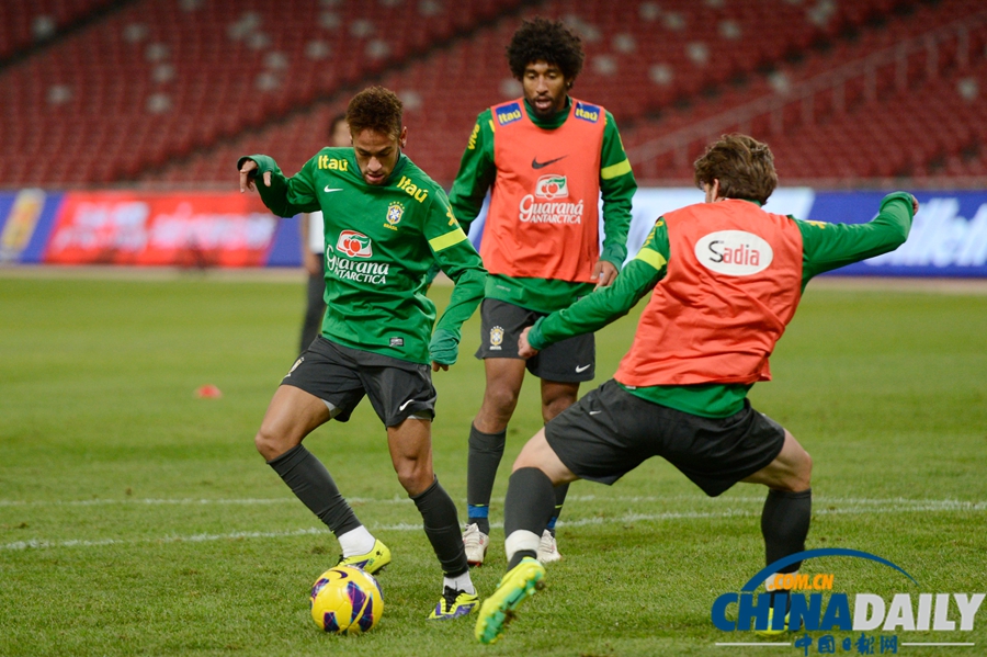 巴西國家隊鳥巢采場訓練 輕松備戰贊比亞