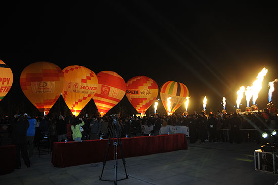 2013中國熱氣球公開賽落幕 音樂實景秀炫動常州夜空