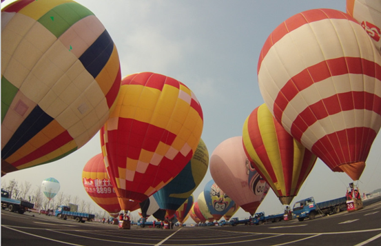 2013中國熱氣球公開賽拉開戰幕 系留飛行嗨翻天空