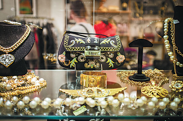 At a Paris Flea Market, Tips for Treasure Hunters