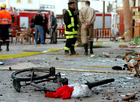 Egyptian policemen investigate the area in the Red Sea resort of Dahab April 25, 2006. Bombers have struck again at a resort in Egypt's Sinai Peninsula, killing at least 23 people in three nearly simultaneous explosions in a market and restaurant area popular with foreign tourists.
