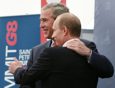 U.S. President George W. Bush (L) and Russian President Vladimir Putin embrace at the end of their joint news conference in St Petersburg, Russia, July 15, 2006.