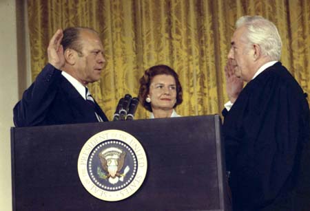 Former U.S. President Gerald Ford (L) is sworn in as the 38th President of the United States in this August 9, 1974 file photo. Ford, 93, has died, according to a statement from his wife Bette on December 26, 2006. 